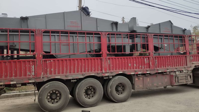 江西新材料客戶4臺1550直線篩裝車發(fā)貨現(xiàn)場