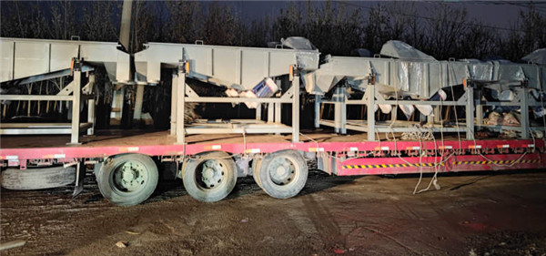 10臺直線篩發(fā)貨，優(yōu)化工藝結(jié)構(gòu)，改進(jìn)進(jìn)出料口和防塵口