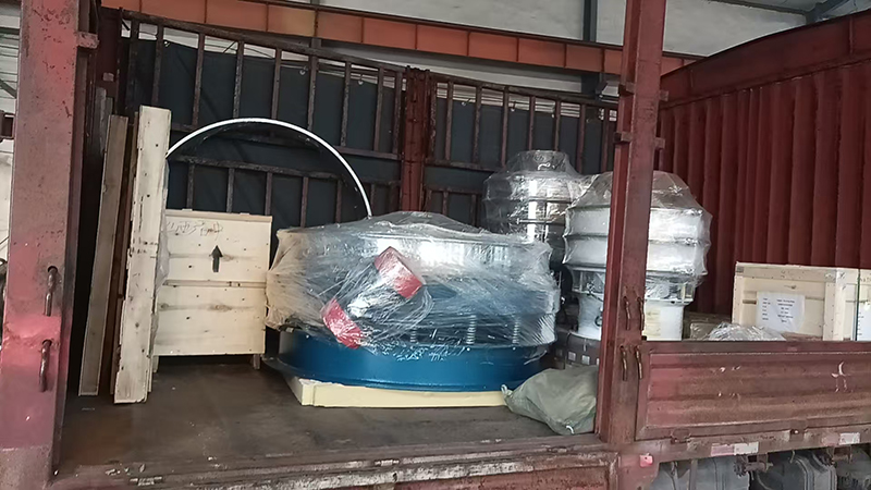 1500型直排篩、、旋振篩、網(wǎng)架等發(fā)貨