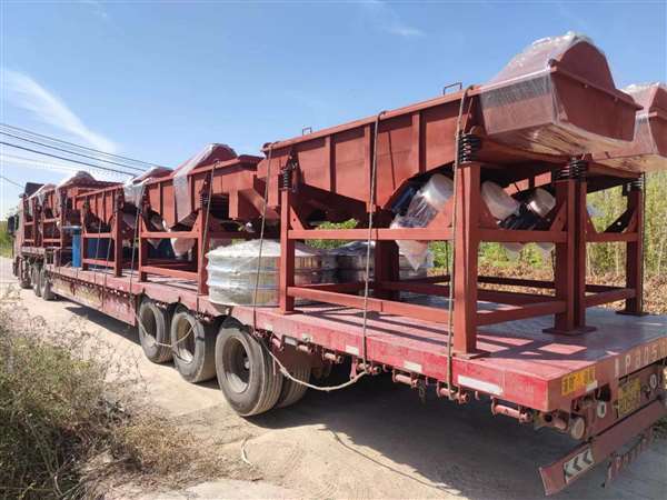 10臺直線振動篩發(fā)貨 大批量生產(chǎn)， 感謝客戶信任與支持！