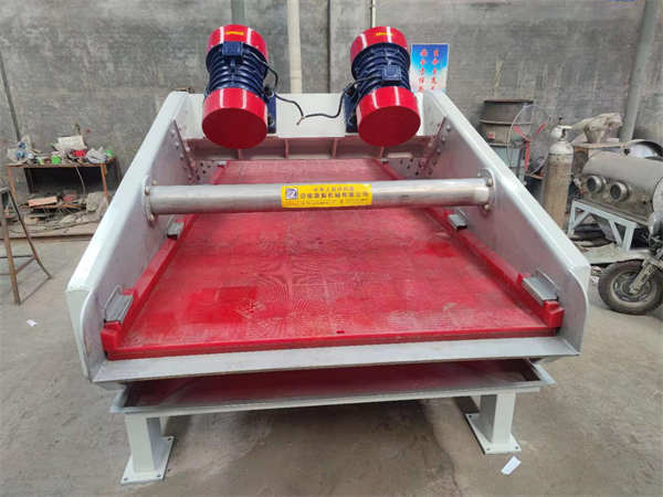 1540特制不銹鋼脫水振動篩，已發(fā)貨，篩分效果好，篩箱采用高強度螺栓鉚釘，篩面由弧形段與直線段組成，結(jié)構(gòu)堅固耐用，用料厚實，運行平穩(wěn)噪聲低，使用率高，使用壽命長！