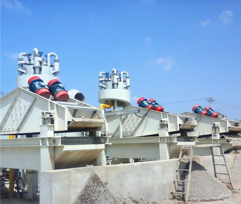 廣東客戶石英砂脫水篩使用設(shè)備現(xiàn)場