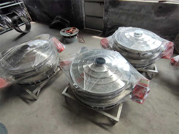 4臺1200不銹鋼直排篩發(fā)貨， 加裝超聲波系統(tǒng)，篩分精度高，產(chǎn)量大， 能耗低，全封閉，無粉塵，特制電機。
